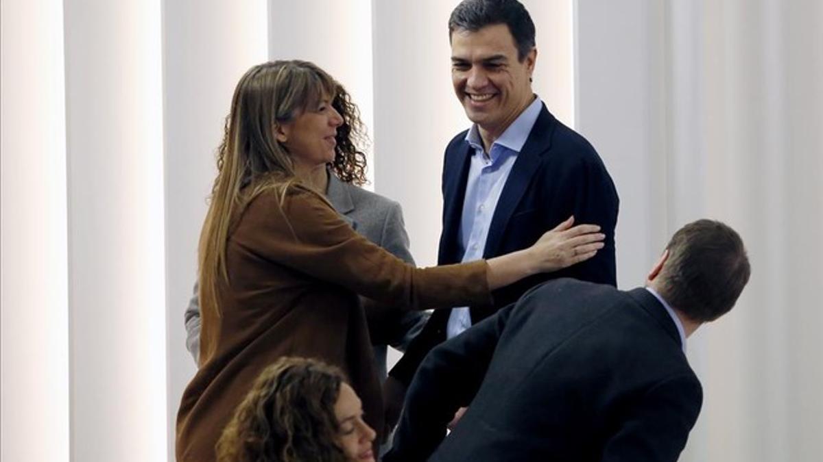 El líder del PSOE, Pedro Sánchez, junto a otros miembros de la ejecutiva del partido, este lunes.