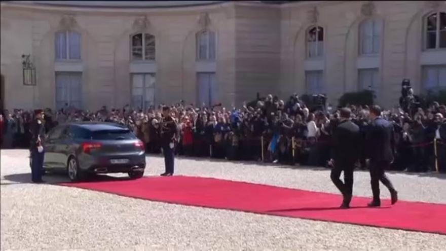 Hollande da el relevo a Macron y se despide del Elíseo