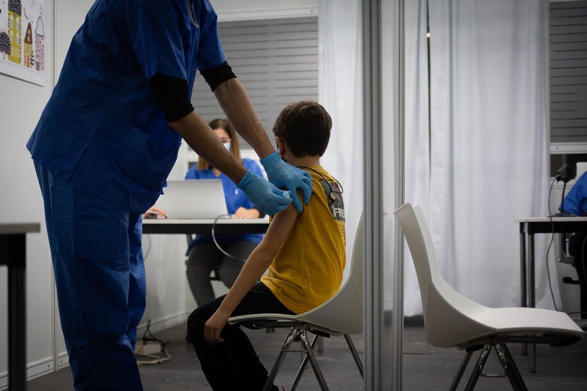 Un niño recibe la vacuna del covid-19 en Barcelona. Un niño recibe la vacuna del covid-19 en Barcelona.