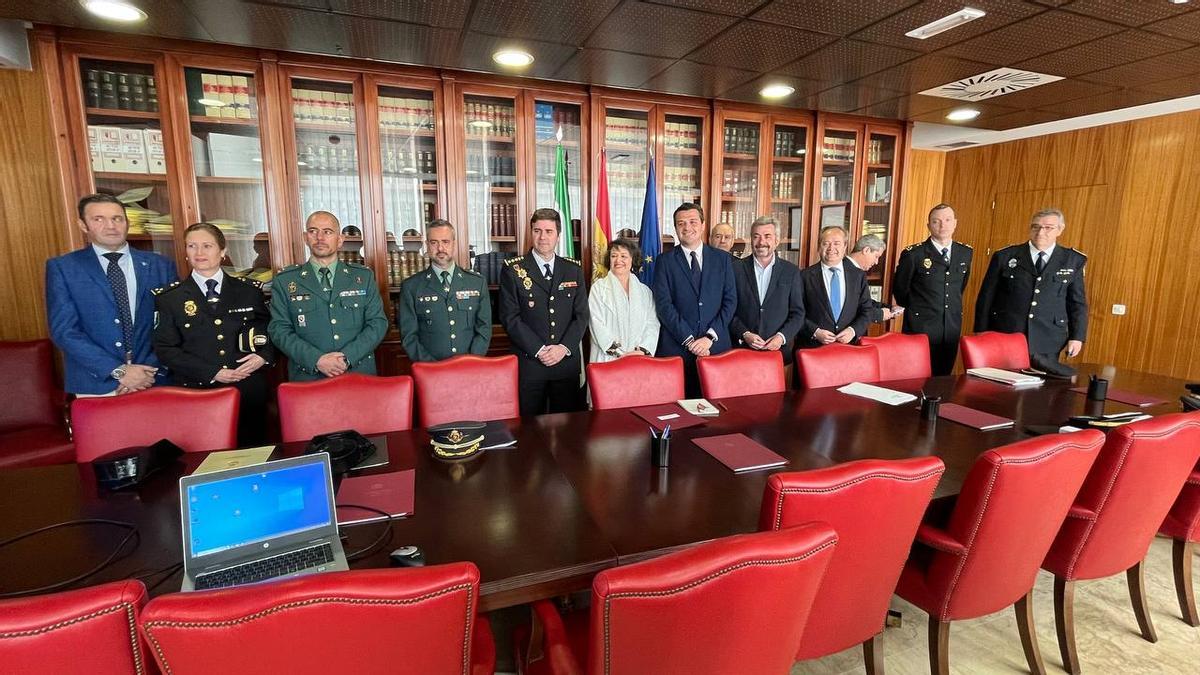 Representantes de los cuerpos de seguridad y autoridades políticas de Córdoba en la Junta Local de Seguridad.