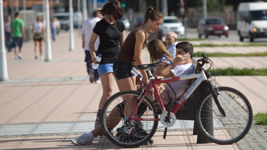 La ría, el escaparate de Avilés Ciclistas, atletas  y paseantes