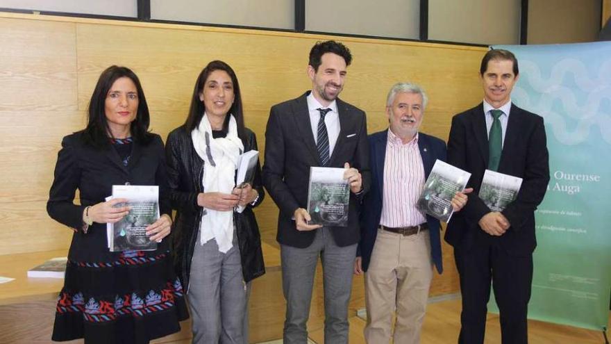 Representantes de los entes colaboradores con el libro de actas del primer congreso. // Iñaki Osorio