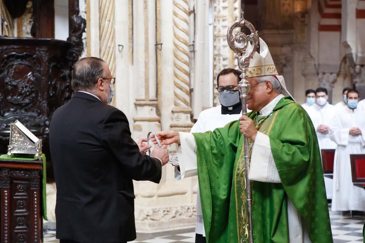 Olga Caballero y la junta directiva de la Agrupación de Cofradías toman posesión en la Catedral