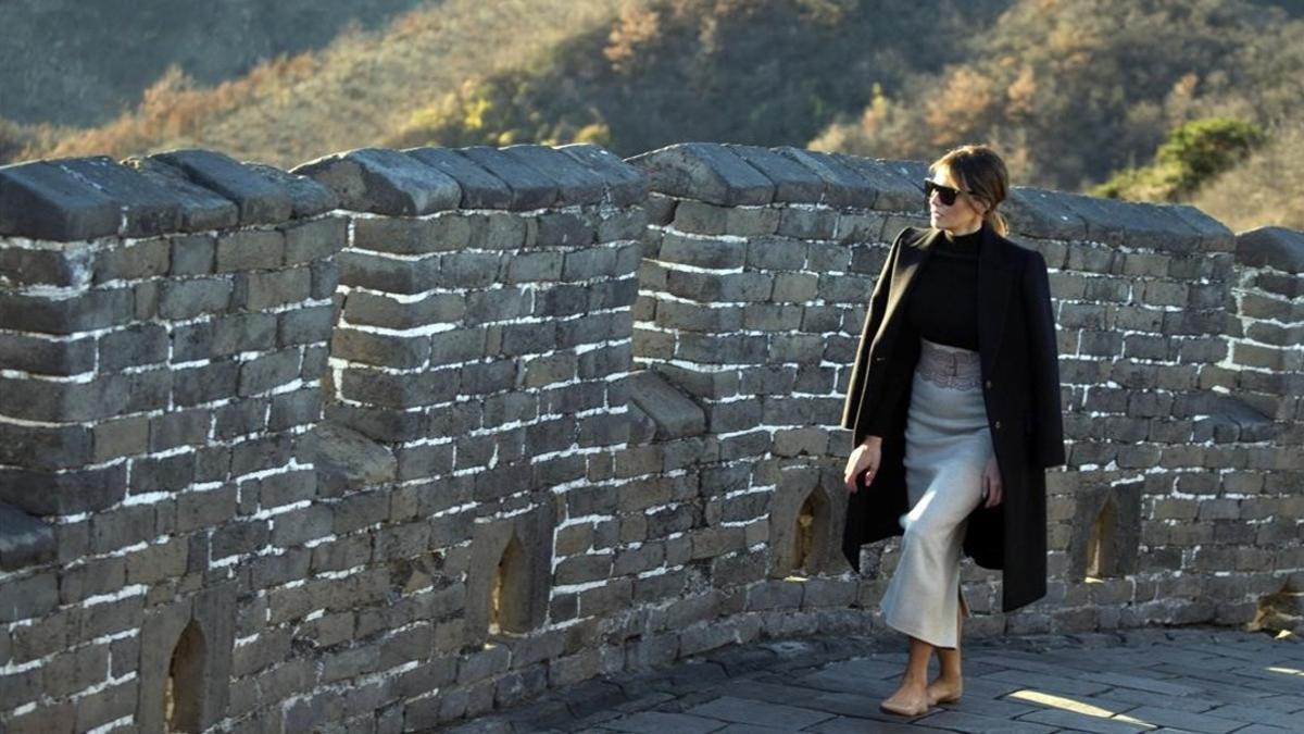 Melania pasea sin su marido y sin tacones por la Gran Muralla