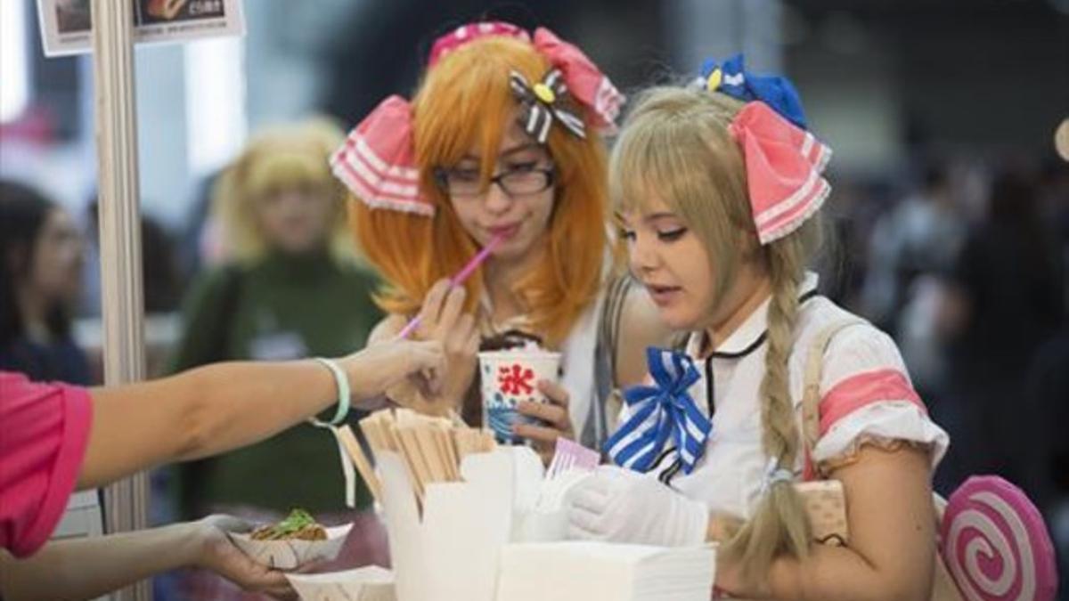 Unas jóvenes adquieren comida japonesa en la zona de gastronomía del Salón del Manga.
