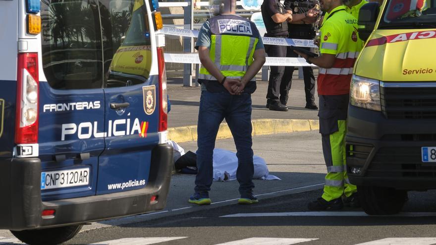 Un joven con un cuchillo muere a tiros al atacar a un taxista y a la Policía en el aeropuerto de Gran Canaria