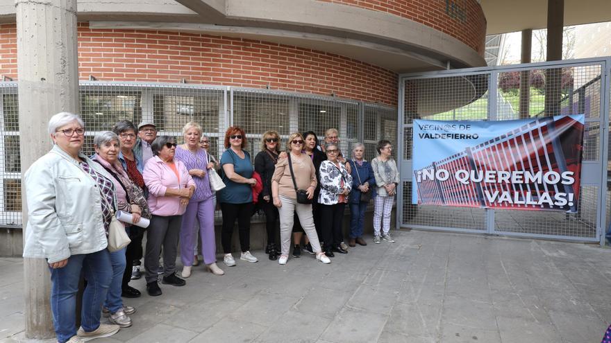 Valdefierro sale a la calle para protestar por el vallado de la plaza del Centro Cívico