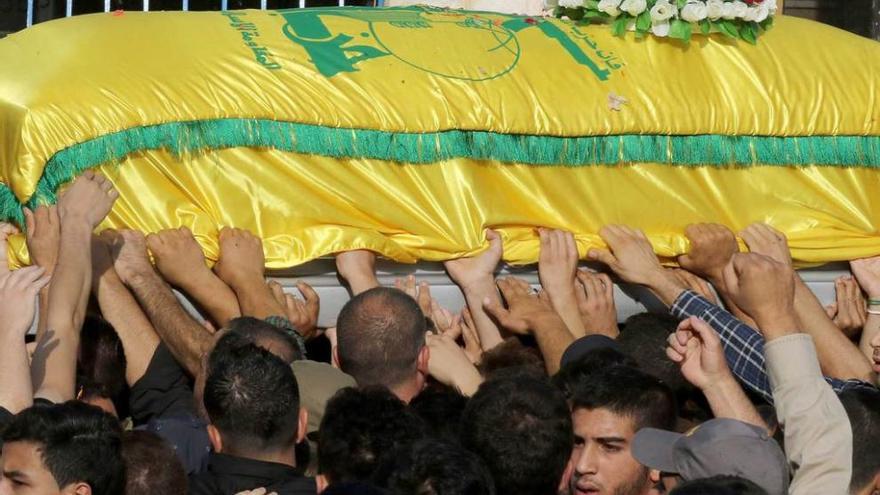 Funeral en el Líbano de un miliciano chií de Hezbolá caído en Idlib (Siria).