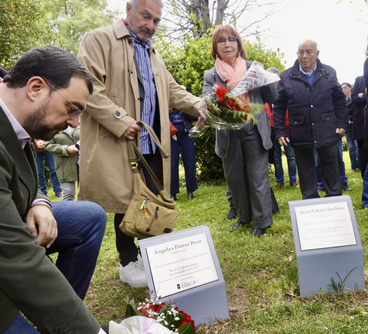 En primer término, Adrián Barbón, colocando flores en la placa ante la mirada de José Antonio y María Ángeles Rozada y Juan José Quince.