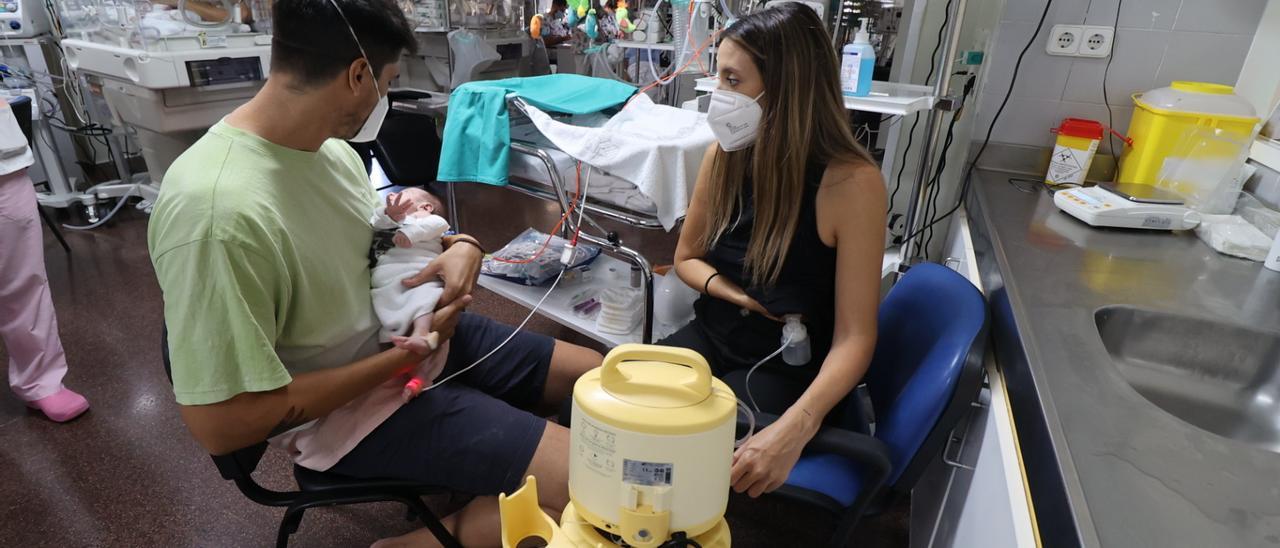 María y Fran con Mateo en la Unidad de Neonatos del Doctor Balmis de Alicante