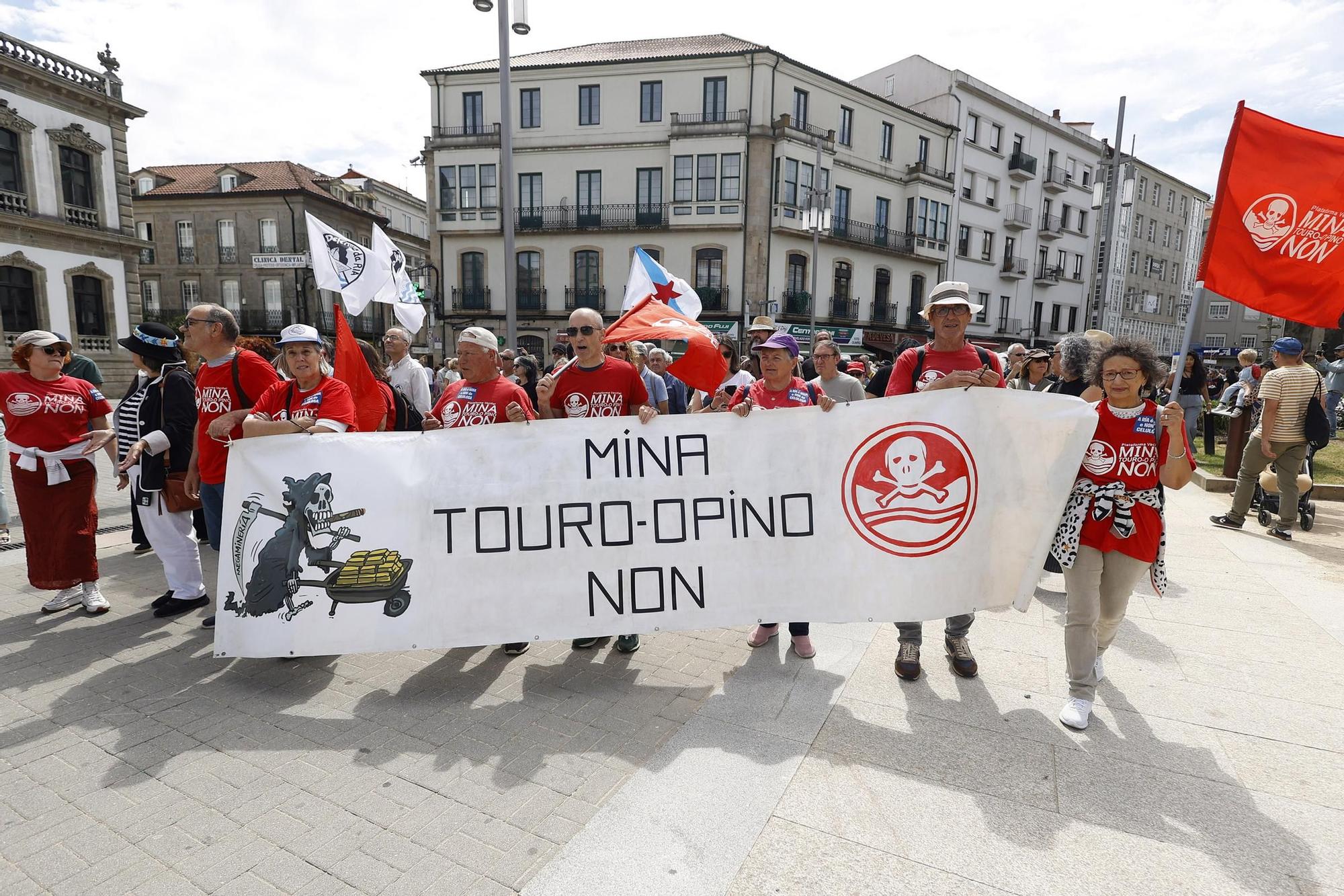 Miles de gallegos marchan de Pontevedra hasta Lourizán en protesta por las celulosas de Ence y Altri