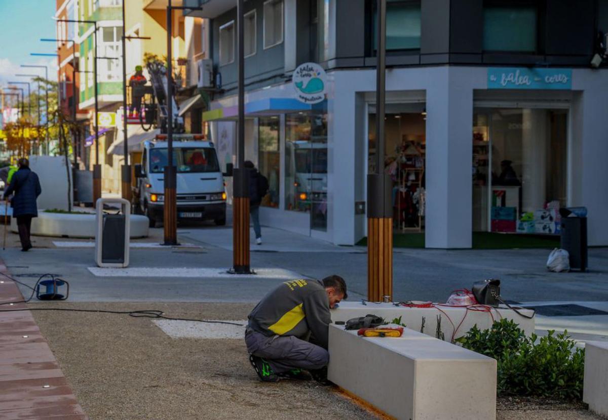 Alcalde, concejales y diputado provincial durante el recorrido de la calle. | Iñaki Abella