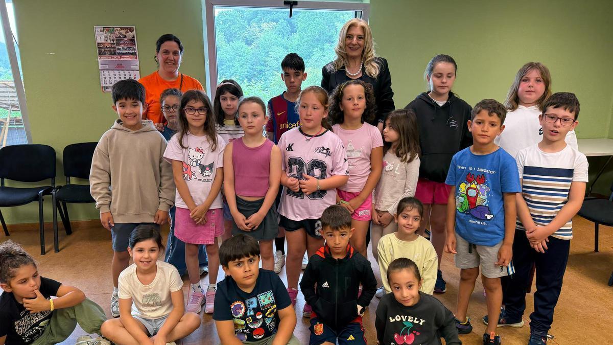 Participantes en las actividades, en Lieres, con la edil Aurora Cienfuegos.