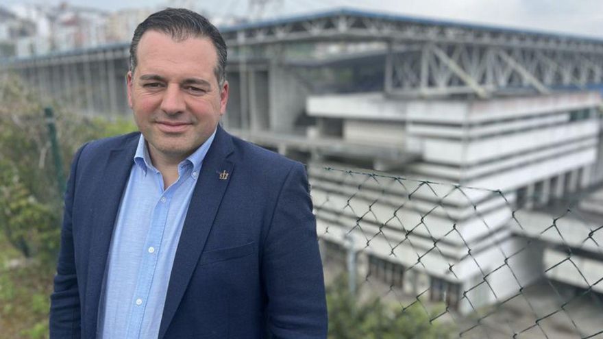 Carlos Suárez, ayer, junto al Carlos Tartiere. | LNE