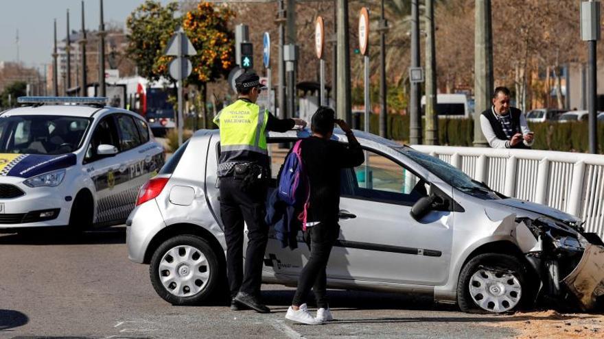 Herido al volcar su vehículo en la avenida de Tarongers