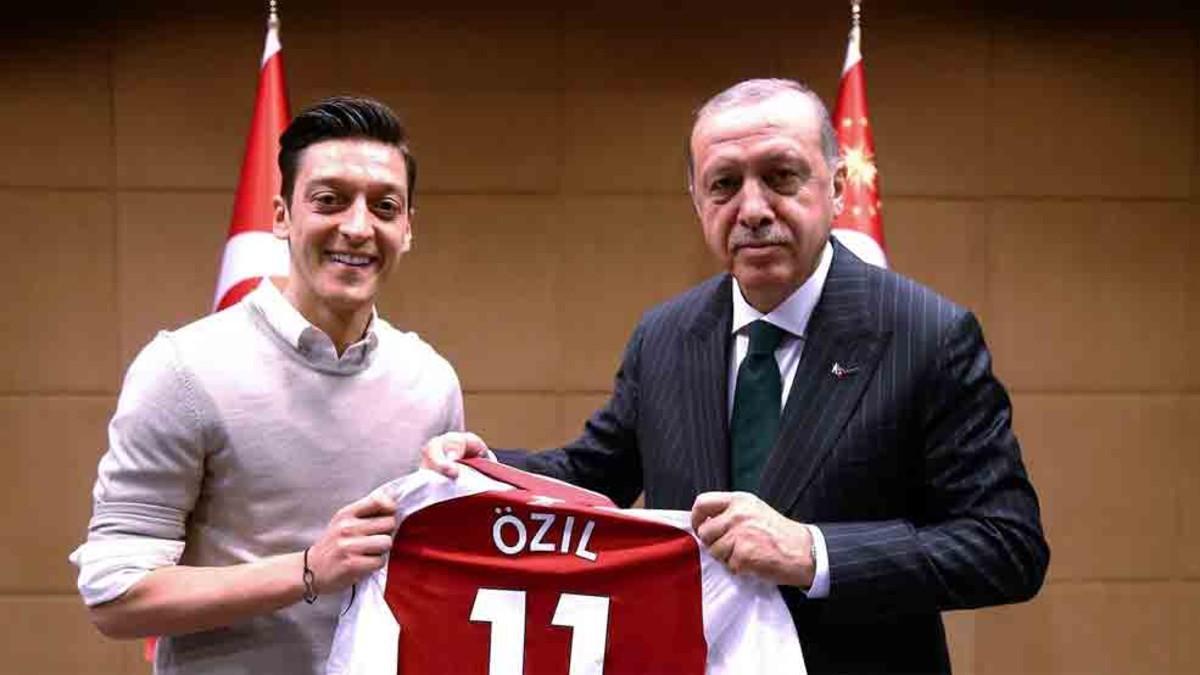 Erdogan junto a Özil en una reciente fotografía