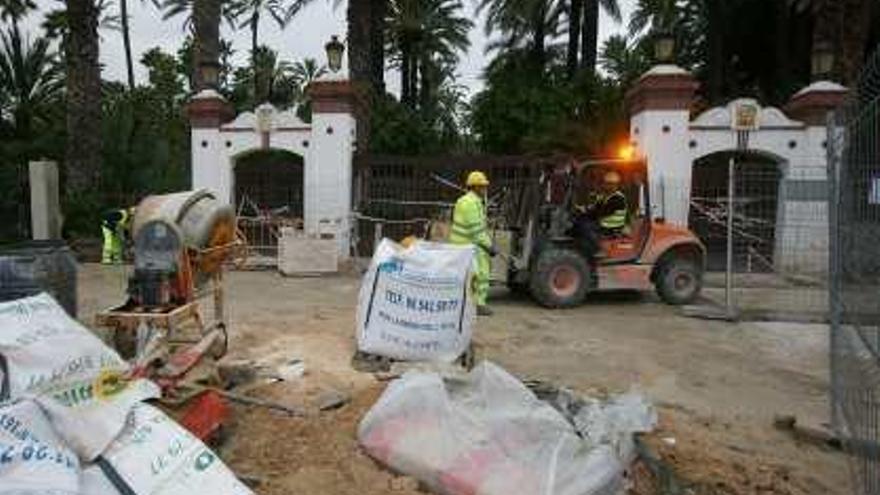 Los trabajos que se desarrollaban ayer frente a la puerta del Parque Municipal.