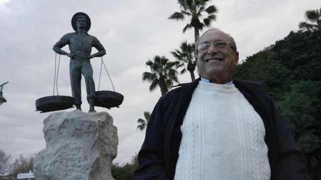 Jaime F. Pimentel esta semana, junto al Cenachero que esculpió hace 50 años.