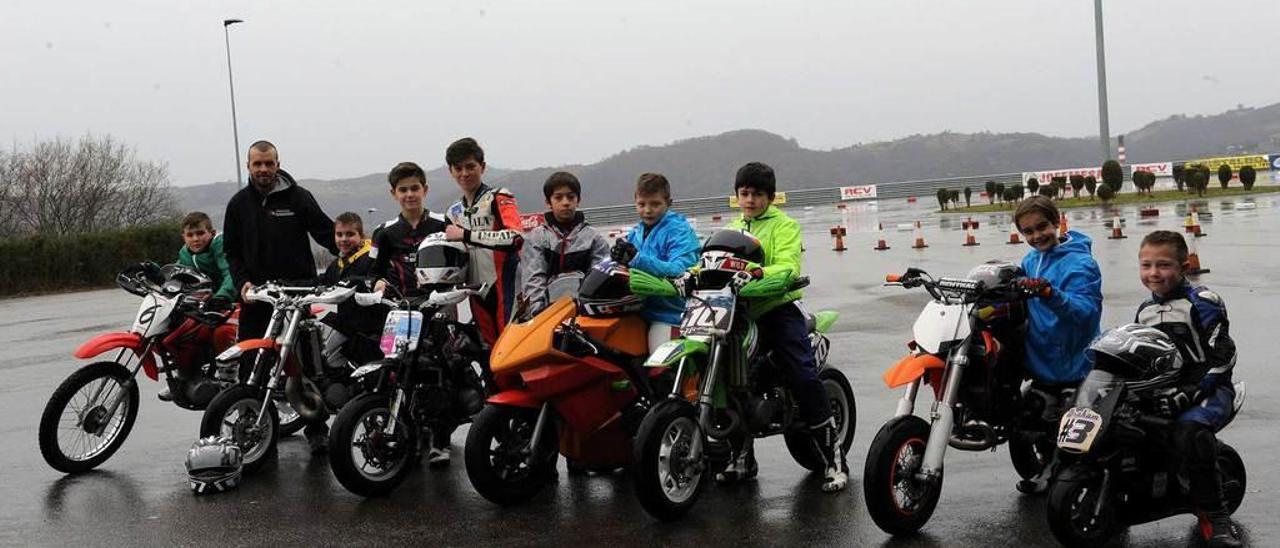 Alfredo Cachero, junto a los alumnos de la Escuela Motociclista.