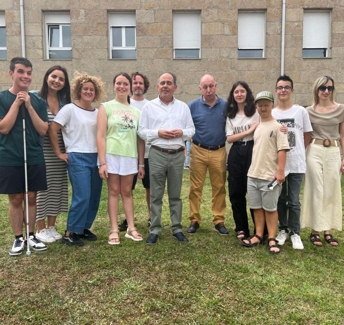 Participantes, monitores y autoridades, en el jardín del CRE. | // FDV