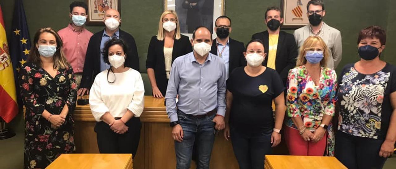 El equipo de gobierno de Petrer tras la incorporación del nuevo concejal socialista.