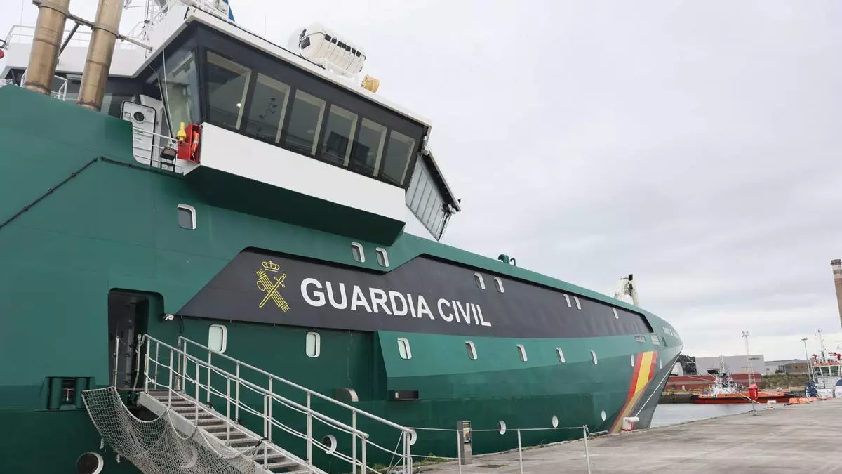 Así es el "Duque de Ahumada", el mayor buque de la Guardia Civil hace escala en Avilés