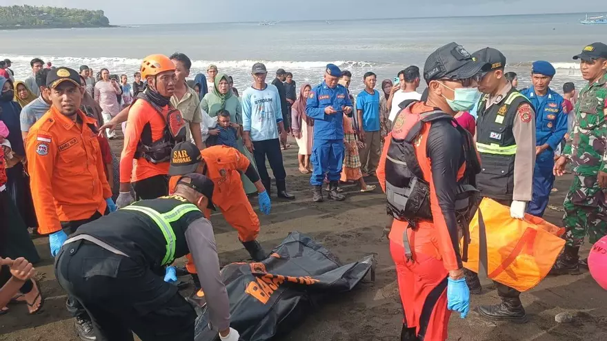 Cuatro muertos y 38 desaparecidos tras el naufragio de un ferri en Bali