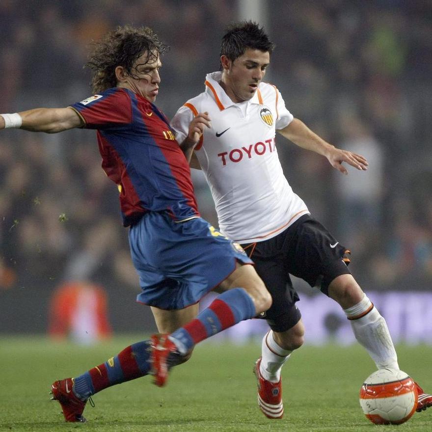 La 2007-08 fue una temporada aciaga para el Valencia CF. La destitución de Quique Sánchez Flores dio paso a la etapa de Ronald Koeman en el equipo. Solo la Copa dio alas a la plantilla con una espléndida semifinal contra el Barcelona. Villa hizo el 1-1 en la ida en el Camp Nou.