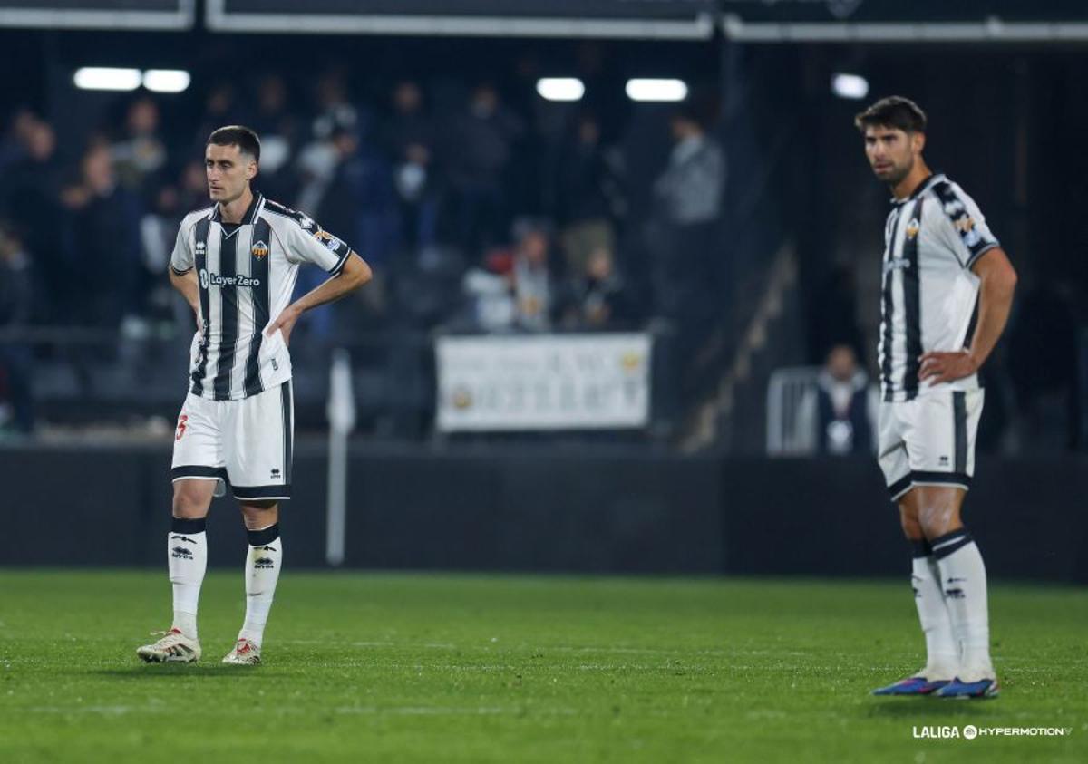Los jugadores del CD Castellón, desolados tras el empate leonés sobre la bocina