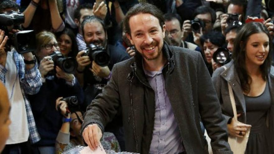 Pablo Iglesias vota en Vallecas