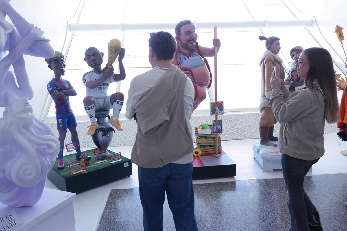 Primera jornada en la Exposición del Ninot de las Fallas de València 2026