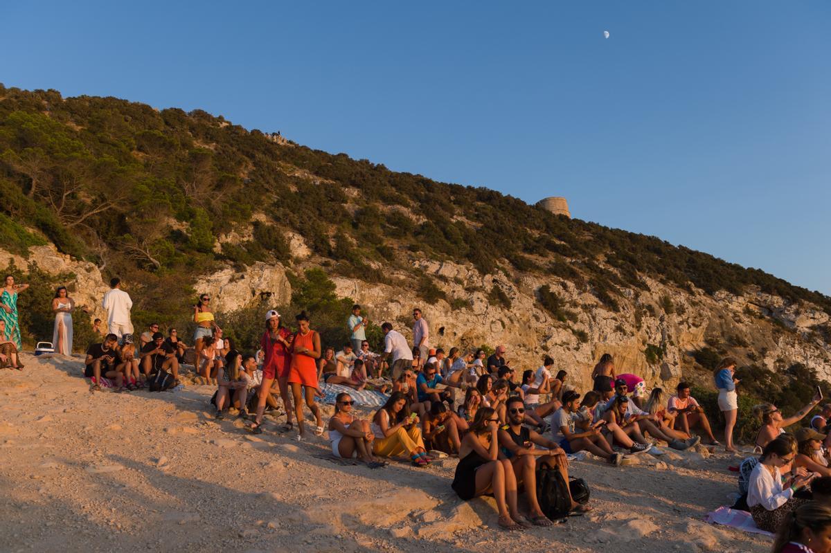 Tras dos años de restricciones debido a la pandemia de coronavirus, la normalidad vuelve a la isla con un verano marcado por una mejora notable en el sector del turismo