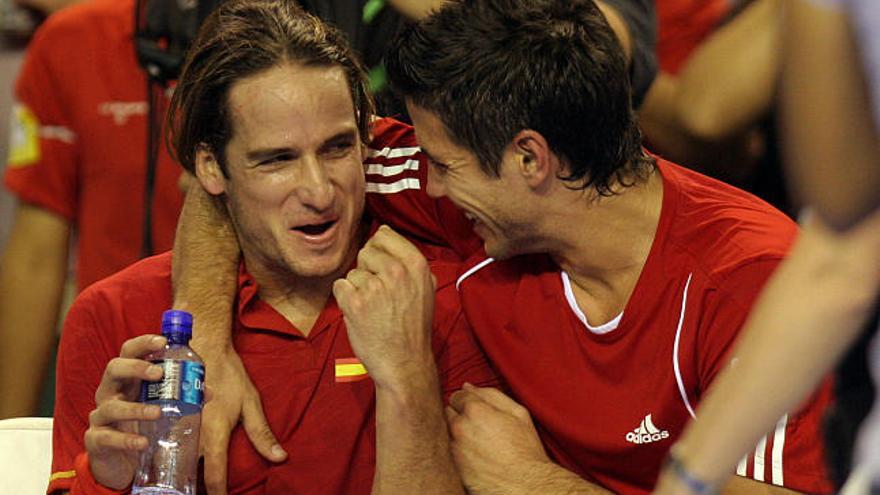 Los españoles Fernando Verdasco (d) y Feliciano López (i) celebran el triunfo 5-7, 7-5, 7-6 y 6-3, en el partido de dobles, a los argentinos David Nalbandian y Agustín Calleri, por el tercer punto de la serie final de la Copa Davis que se disputó hoy, 22 de noviembre de 2008, en el estadio Islas Malvinas de Mar del Plata (Argentina). EFE/Iván Franco