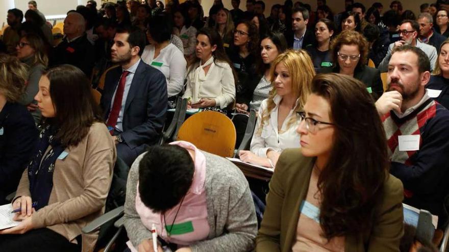 Los participantes siguen una de las presentaciones.