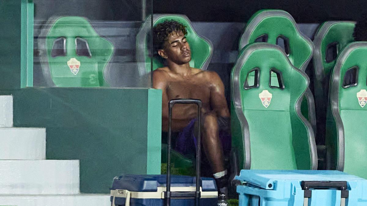 Lamine Yamal en el banquillo tras ser sustituído por hansi Flick en el partido de liga contra el Elche