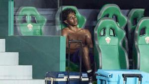 Lamine Yamal en el banquillo tras ser sustituído por hansi Flick en el partido de liga contra el Elche