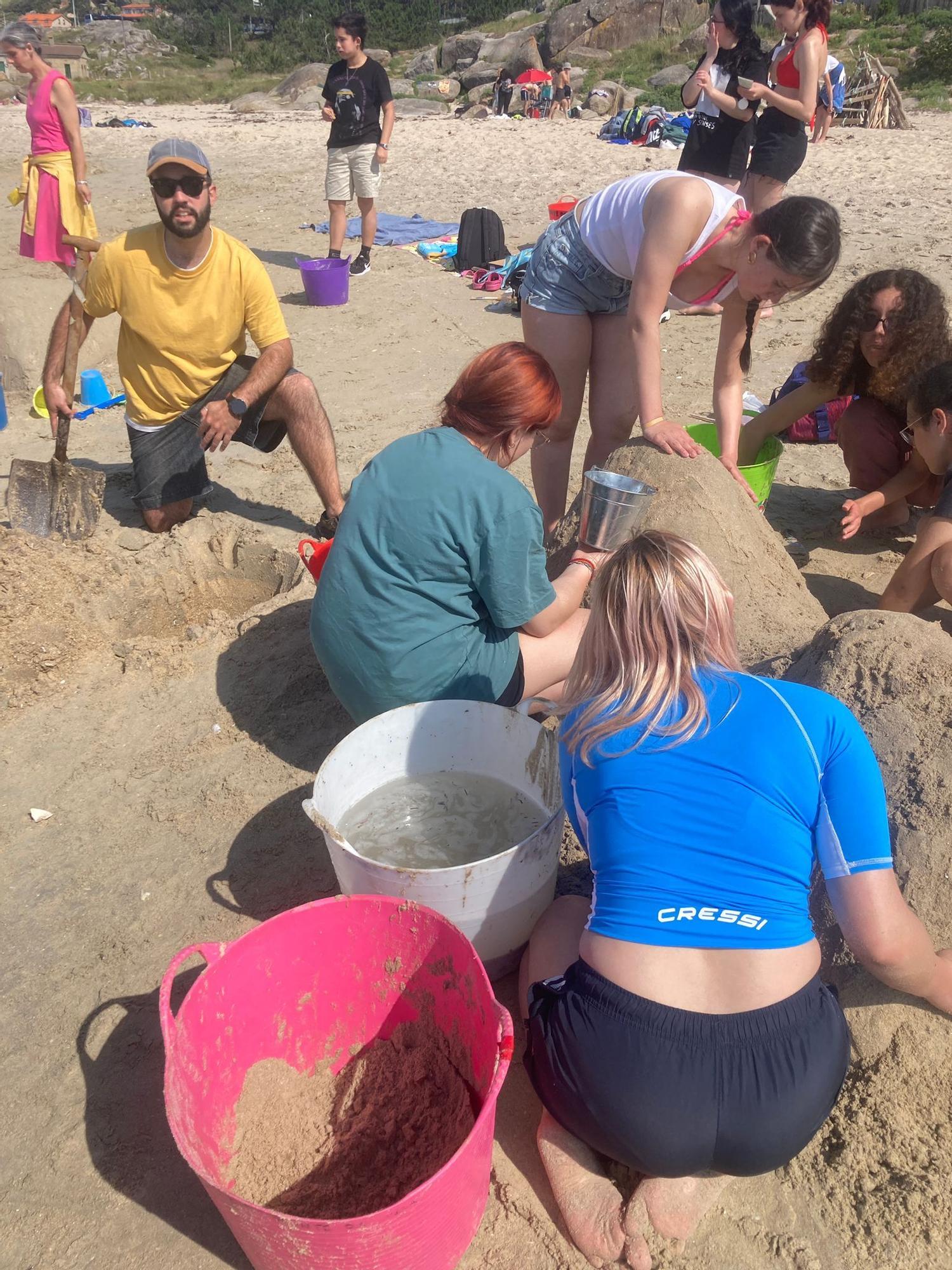 Participantes en la fiesta de las esculturas de arena desarrollada en A Lanzada, a instancias del IES Monte da Vila.