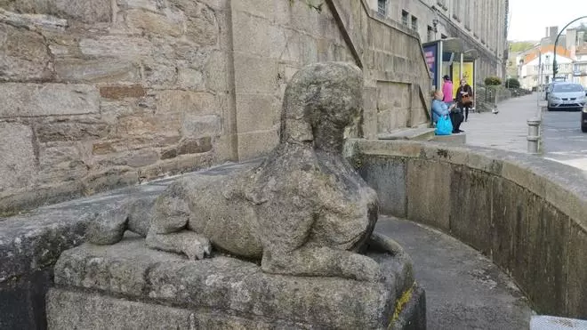 Arrancan el caño y dañan la escultura de la fuente de la Virxe da Cerca