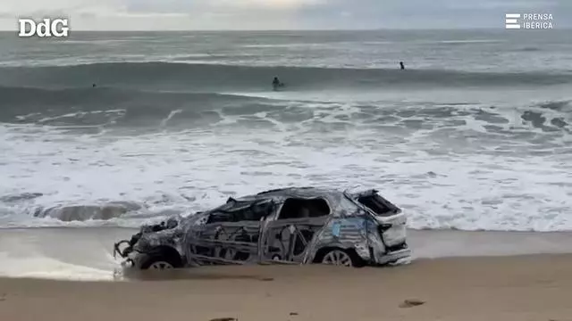 Vídeo | El temporal de llevant arrossega un cotxe fins a la platja de Vilassar de Mar