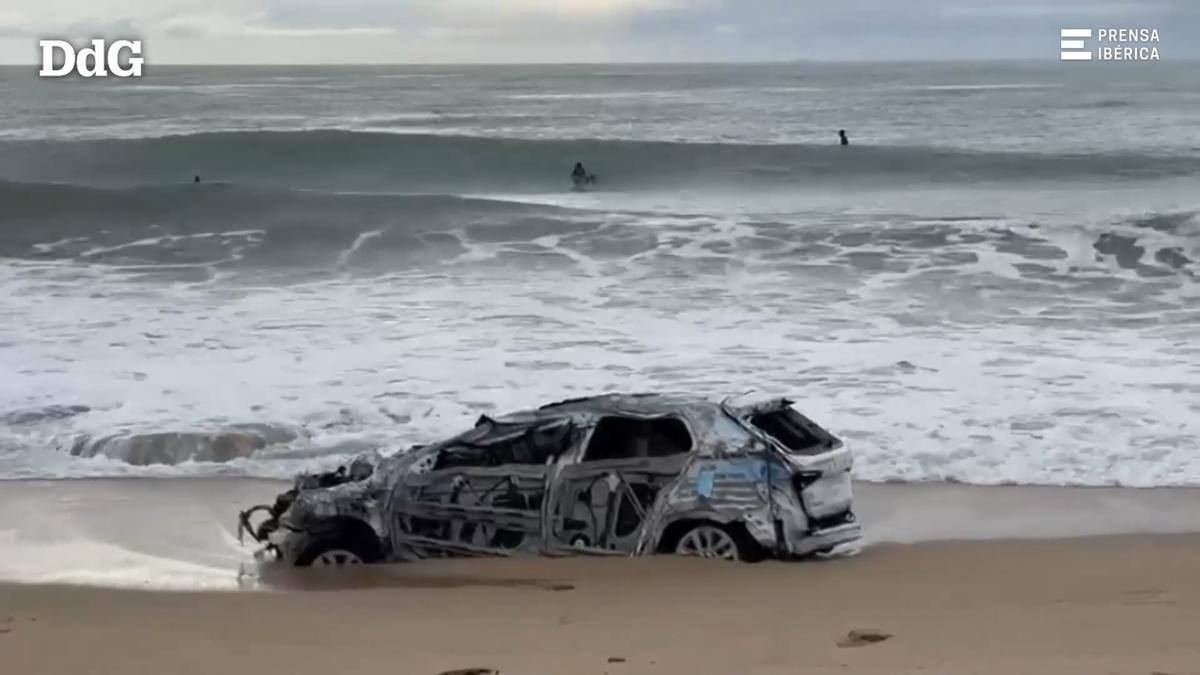 Vídeo | El temporal de llevant arrossega un cotxe fins a la platja de Vilassar de Mar
