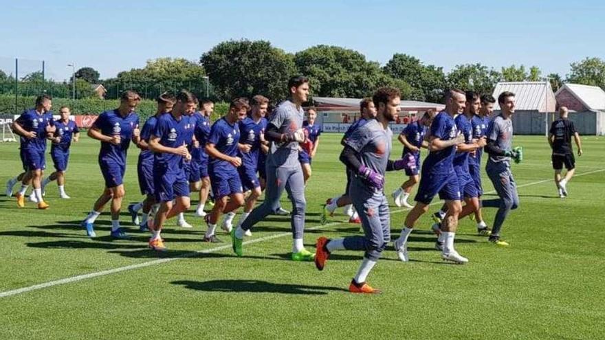 Los jugadores del Celta, ayer, durante el entrenamiento en las instalaciones del Southampton. // RCCV