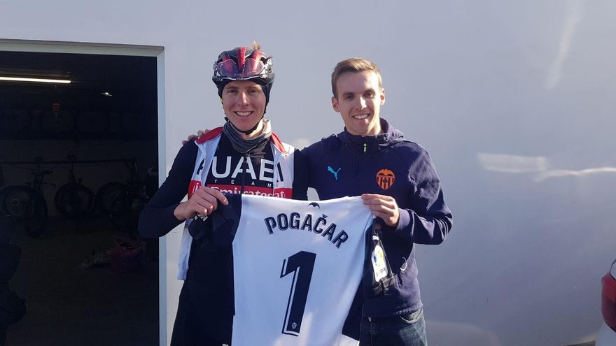 El día que Pogacar lució la camiseta del Valencia CF