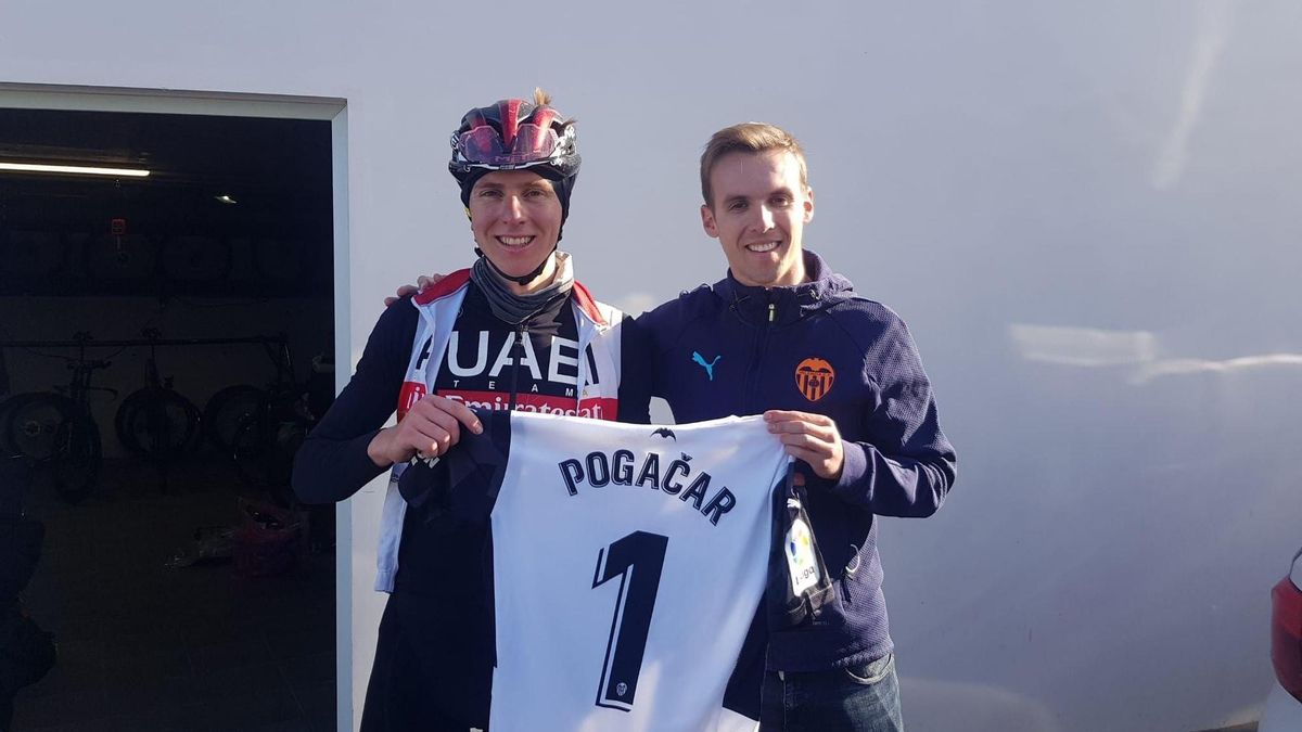 Pogacar posando con la camiseta del Valencia CF