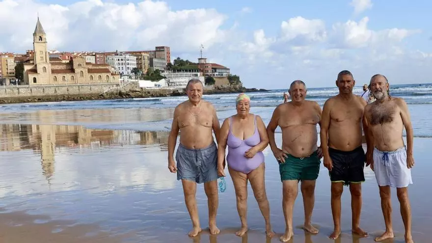 VÍDEO: Los bañistas gijoneses ponen la guinda a los nueve baños de septiembre, “una cuestión de fe” que “da vida”