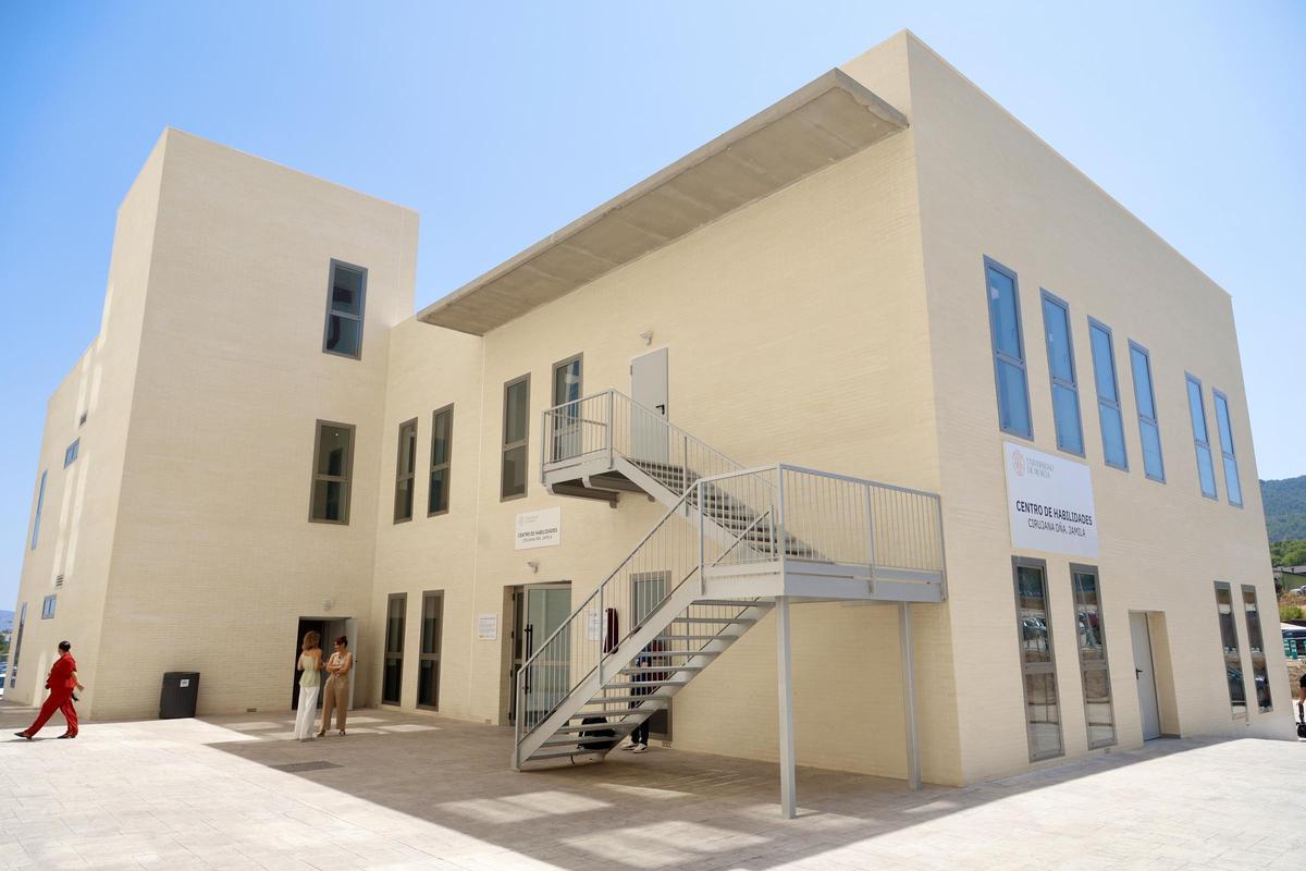 Fachada del centro de habilidades clínicas en el campus de Ciencias de la Salud