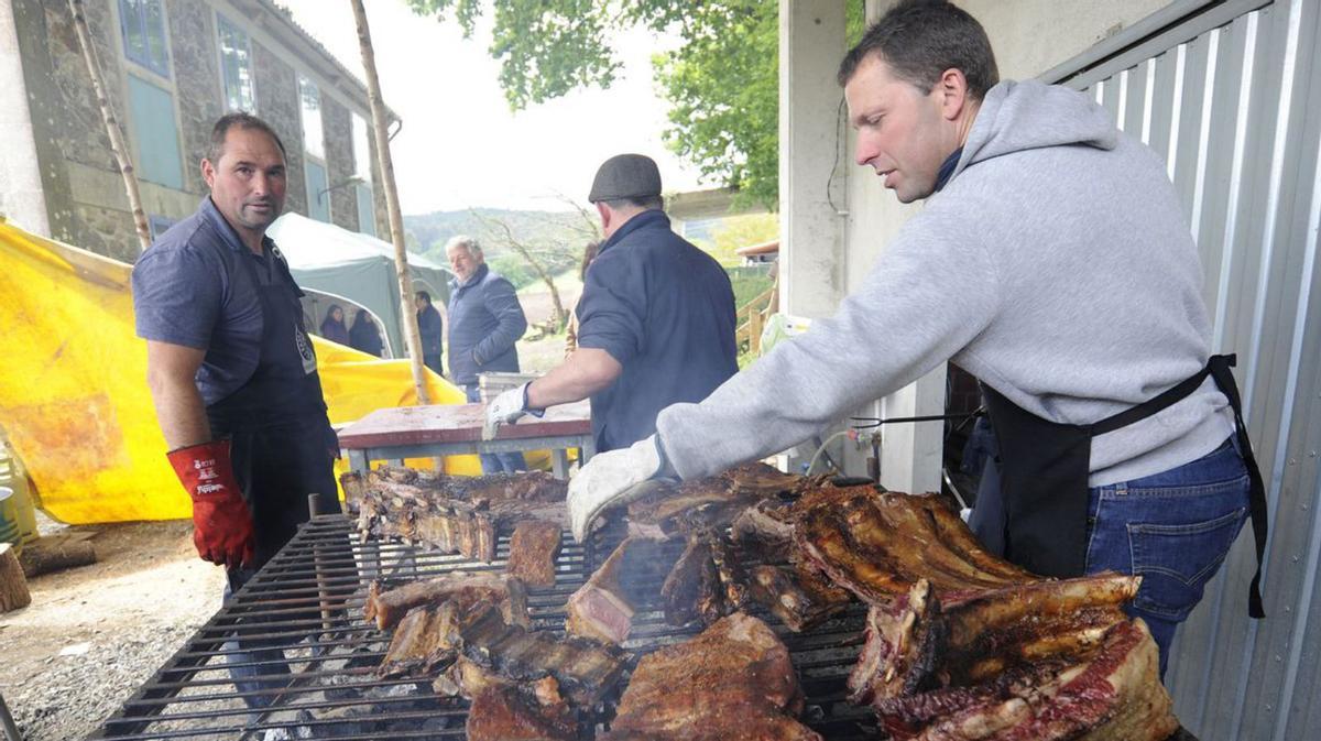  Más de un centenar de comensales en la Festa da Carne á Brasa en Moalde