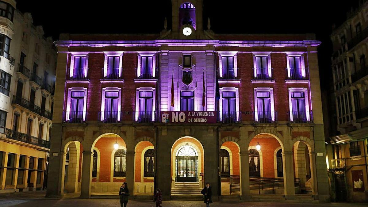 La fachada del Ayuntamiento de Zamora iluminada en morado en la jornada de ayer. | Nico Rodríguez