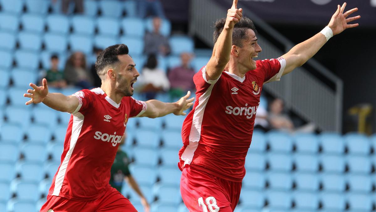 Los jugadores del Nástic festejan su victoria en Balaídos ante el Racing de Ferrol.