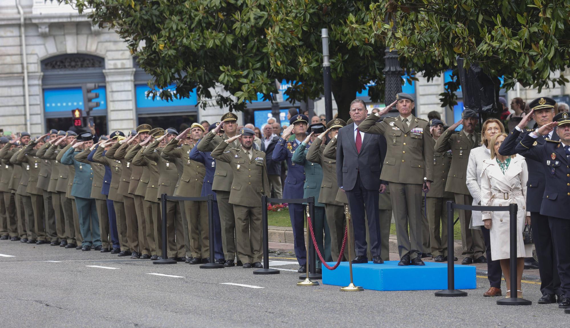 El izado de la bandera y la exposición del Bombé abren los actos del Día de las Fuerzas Armadas en Oviedo.