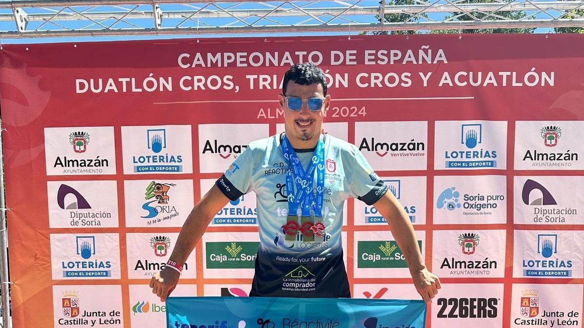 Alejandro Meneses junto a sus tres medallas.